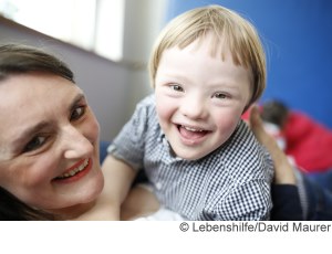 Mutter mit Kind mit Downsyndrom
