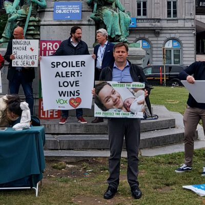 Auch Vertreter von Ärzte für das Leben e.V. (vorne mit Plakat) waren am 23.06.21 in Brüssel beim Protest gegen den Matic-Bericht
